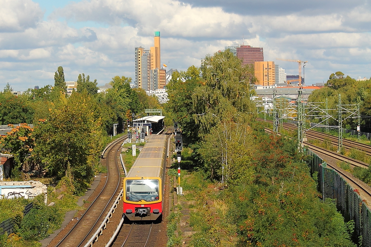 Der S-Bahnhof Yorckstraße (S 2) Richtung Norden am 27.09.2015.
Eine S-Bahn der Baureihe 481-482 auf der Linie S 25 von Teltow Stadt nach Berlin Potsdamer Platz.
