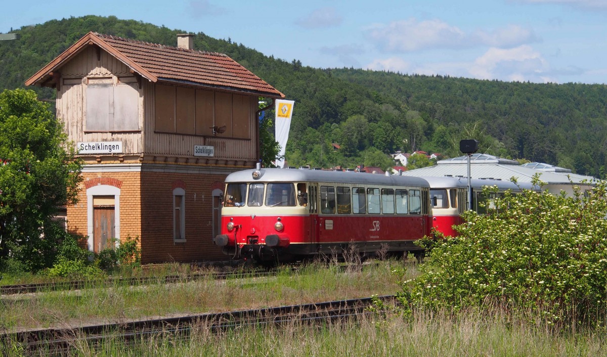 Der SAB-Zug Nr. 166, gebildet aus VT 8 und VS 14 verlässt den Bahnhof Schelklingen vorbei am historischen Stellwerk 2 zur nachmittäglichen Fahrt nach Münsingen. Aufnahme am Sonntag, 18.05.2014, 15:16 Uhr.