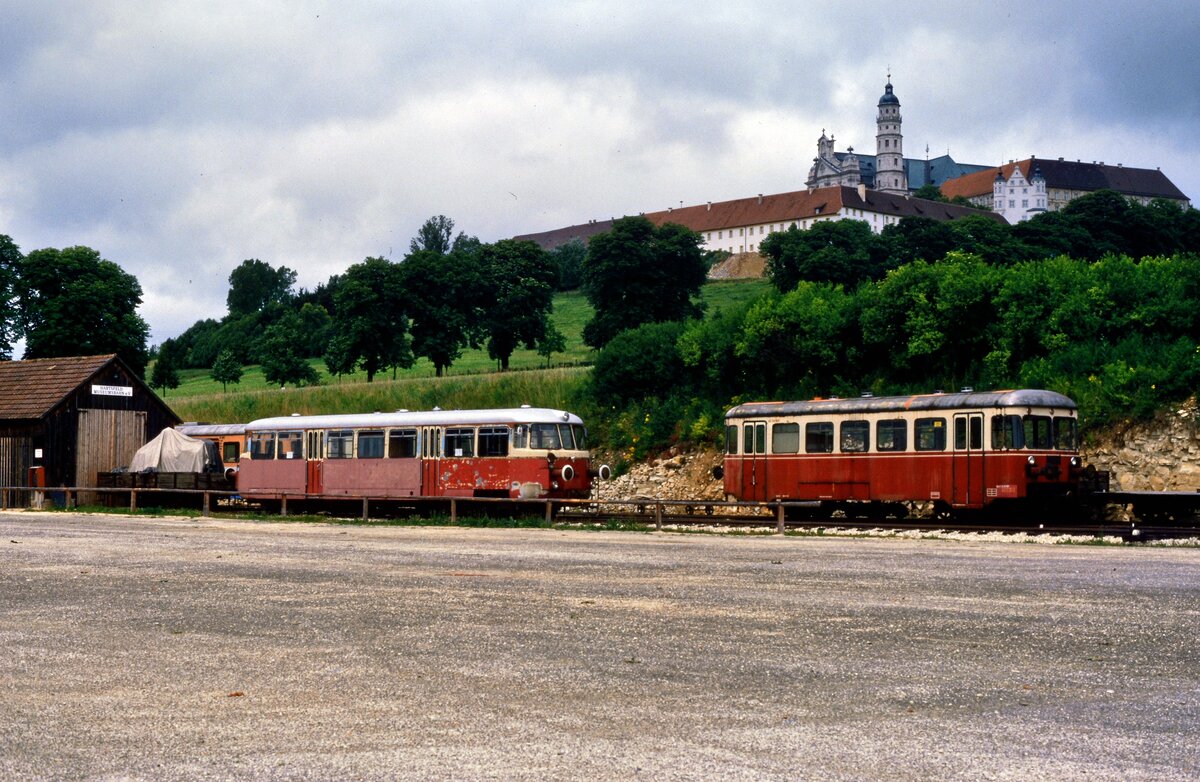 Der sagenhafte Neubeginn der Härtsfeldbahn in Neresheim vor dem Lokschuppen der Bahn (1988?)