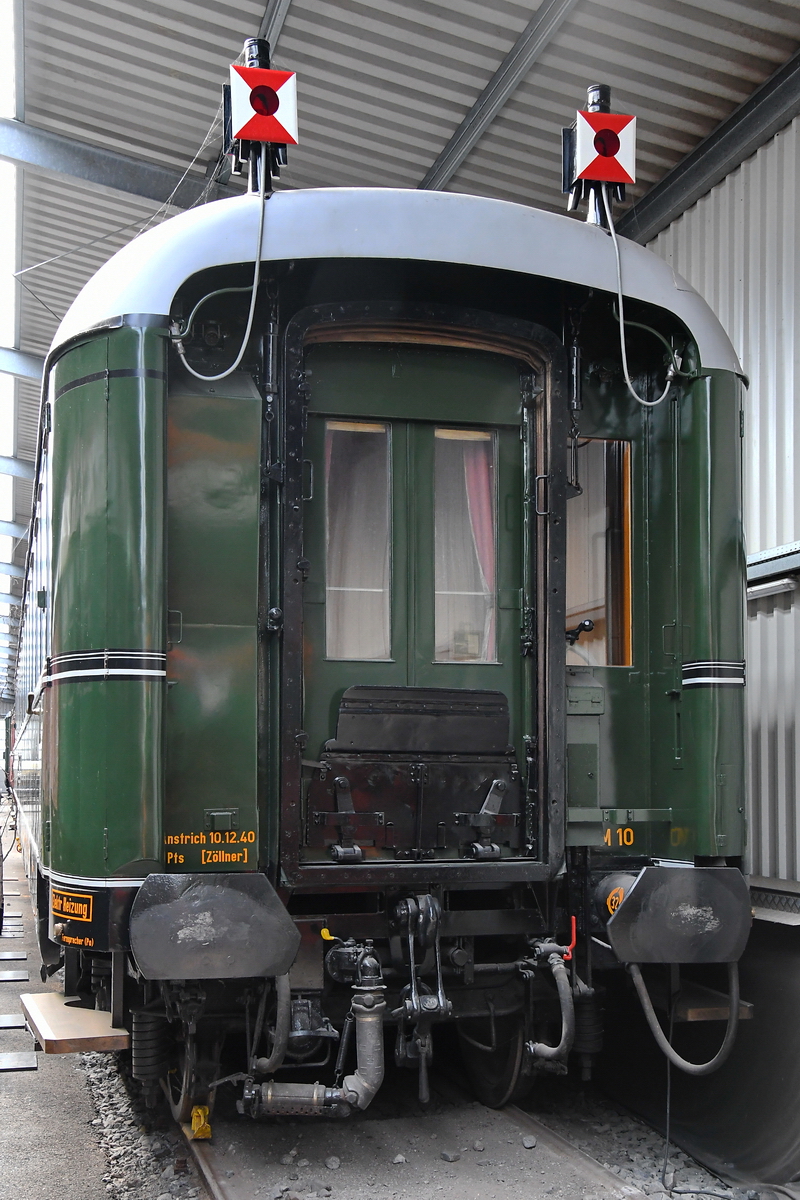 Der Salonbegleiterschlafwagen Sal Begl 4ü-37 10222 Bln aus dem Jahr 1937. (Eisenbahnmuseum Bochum, Juni 2019)