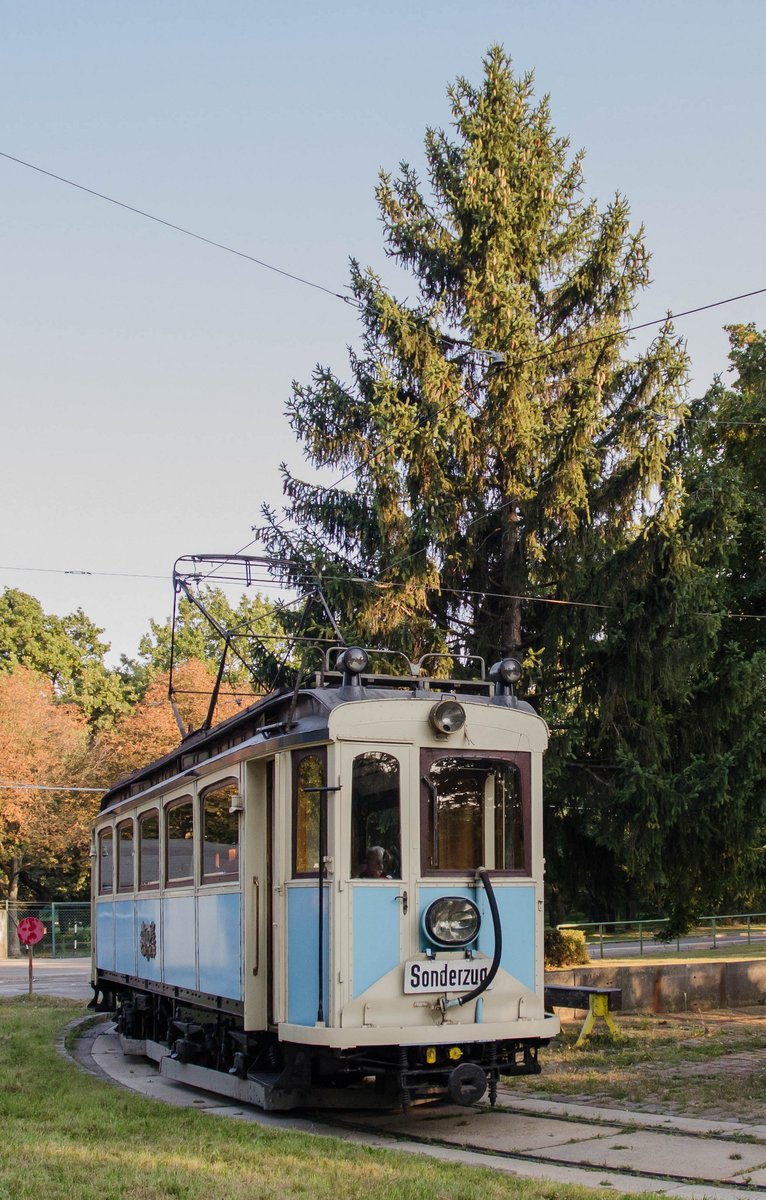 Der Salonwagen der Wiener Lokalbahn (Badnerbahn) unterwegs als private Sonderfahrt in der Schleife  Prater Hauptallee  am 28.August.2016.