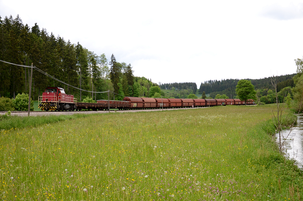 Der Salzug der HzL am 28. Mai 2014 im Laucherttal. Gezogen von V 150 hat er Gammertingen verlassen und wird gleich Hettingen erreichen. Seine Fahrt geht weiter nach Ulm.
