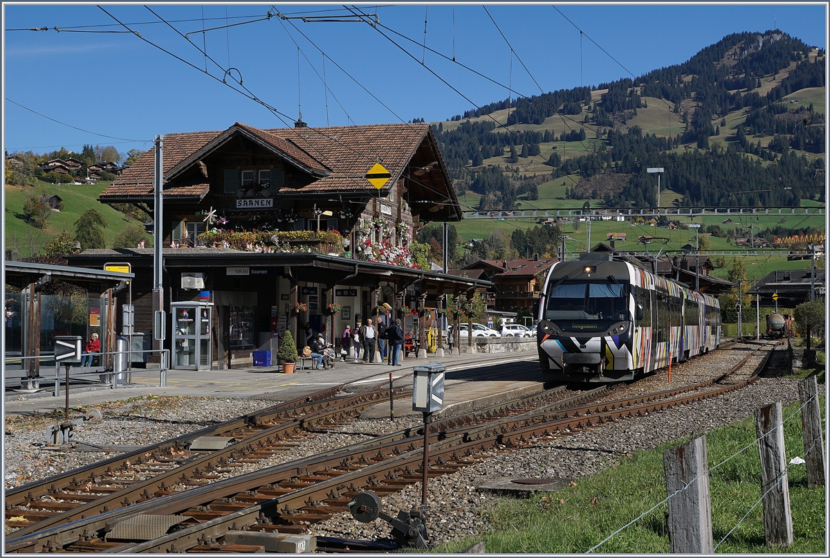 Der von Sarah Morris gestaltete Lenkerpendel  Monarch , bestehend aus ABt 341, Be 4/4 5001 und Bt 241, unterwegs als Regionalzug 2527 von der Lenk nach Rougemont beim Halt in Saanen. 
Neben dem kunstvoll gestalteten Zug lohnt sich auch ein Blick auf die üppige Blumenpracht des Bahnhofs!
10. Okt. 2017
