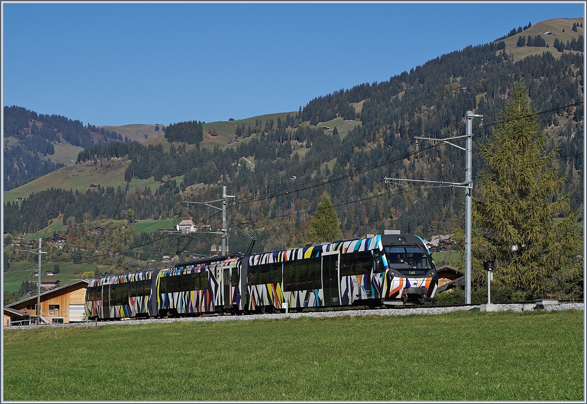 Der von Sarah Morris gestaltete Lenkerpendel  Monarch , bestehend aus ABt 341, Be 4/4 5001 und Bt 241, unterwegs als Regionalzug 2418 von Rougemont in die Lenk zwischen Saanen und Gstaad. 
10. Okt. 2017
