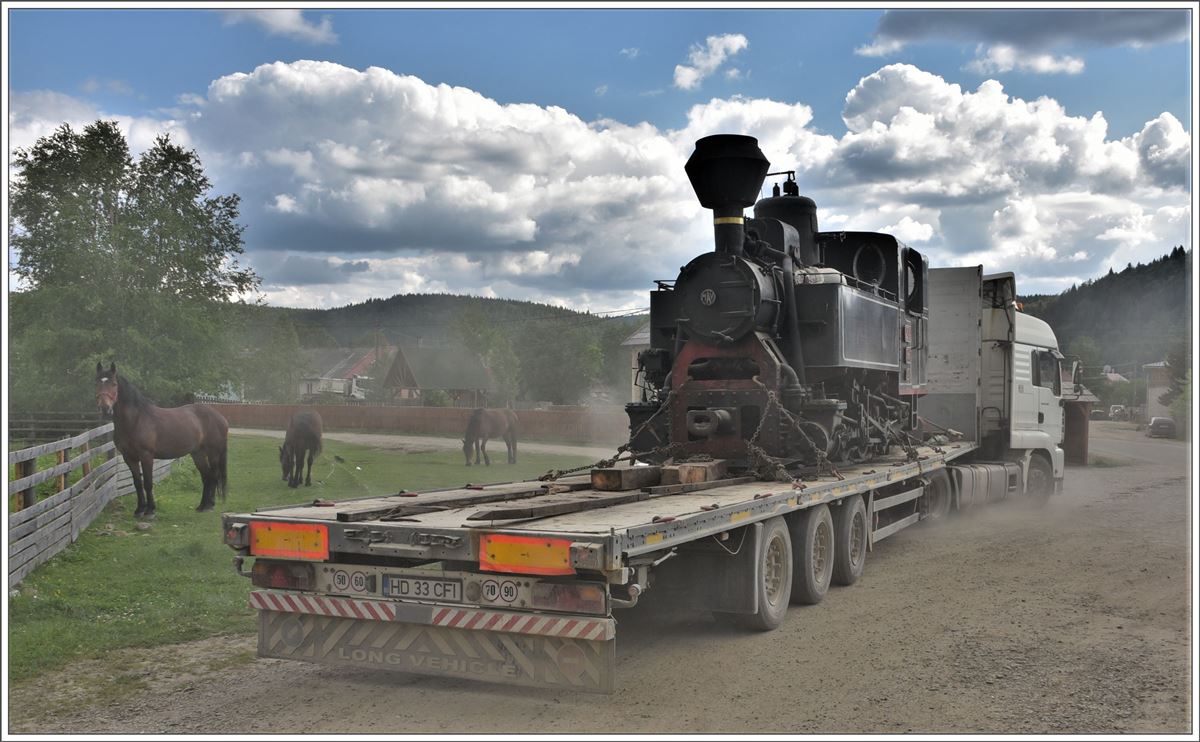 Der Sattelschlepper mit der 764.243 verlässt Comandau und wird auf den nächsten Kilometern wieder mächtig Staub aufwirbeln. (15.06.2017)