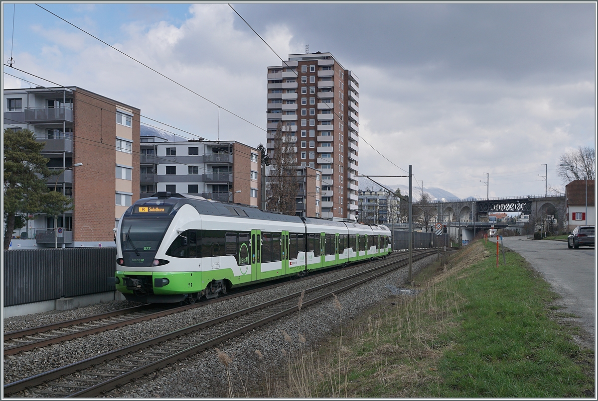 Der von den SBB an TransN TRN vermietet RABe 523 007 ist wohl infolge des Minderbedarfs durch den Baubedingten Streckenunterbruchs Neuchâtel - La Chaux de Fonds nun wieder bei der SBB zwischen Lengnau und Grenchen im Industriegebiet von Grenchen als Regionalzug 7621 von Biel/Bienne nach Solothurn unterwegs.

Im Hintergrund ist das  Mösslividukt  der BLS/MLB Strecke Lengnau - Moutier zu erkennen. Und in nmiten dieser Bahnstrecken bin ich aufgewachsen, kein Wunder hat mich der Eisenbahnvirus erwischt...

19. März 2021