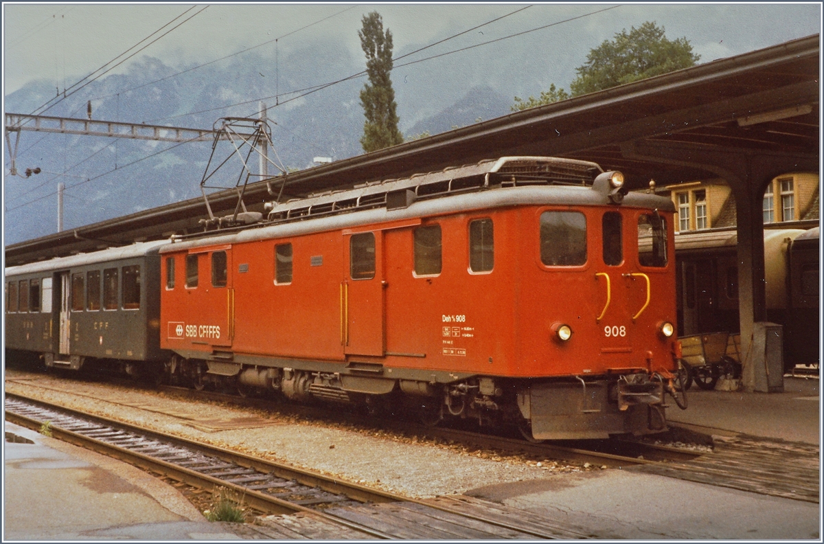 Der SBB Brünigbahn Deh 4/6 wartet in Interlaken Ost auf die Abfahrt Richtung Meiringen. 
Analog Bild /Sommer 1987