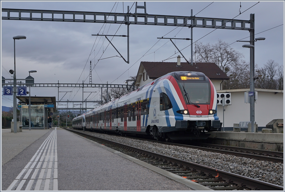 Der SBB CFF LEX RABe 522 226 und dahinter der LEX 522 219 warten in Coppet als SL1 Léman Express auf die Abfahrt nach Evian les Bains. Eigentlich sind auf der SL1 die SNCF Regiolis eingeteilt, nur auf der SL2 nach Annecy fahren die LEX RABe 522 weiter als Annemasse, und der Zug wird heue auch streikbedingt in Annemasse enden, mit Umsteigemöglichkeit nach  Evain. 

15. Dez. 2019 