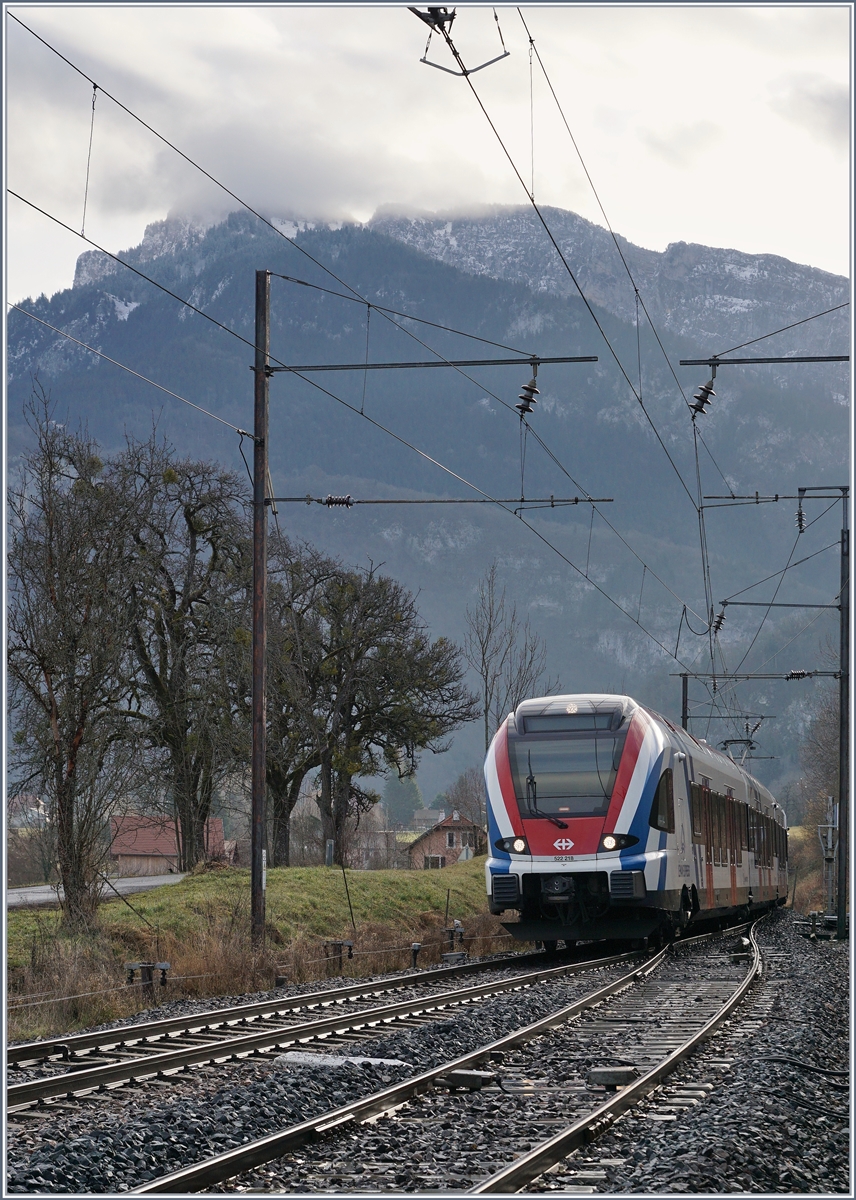 Der SBB CFF LEX RABe 522 218 (und ein weiterer) erreichen auf der Fahrt als SL2 23414 von Coppet nach Annecy den Bahnhof von Saint Laurent. 

21. Februar 2020  