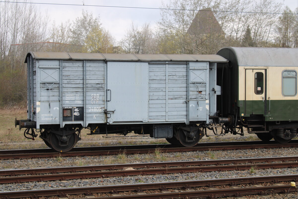 Der SBB CFF Materialwagen 34805 K� lief am 10.04.2026 in Weimar am Zugschluss der �berf�hrungsfahrt von der SBB Historic B 3/4 1367 von Meiningen zum Dampfloktreffen nach Dresden mit.