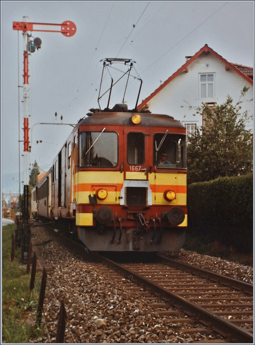 Der SBB De 4/4 1667 mit seinem Regionalzug von Beinwil am See nach Beromünster verlässt Menziken SBB.
(Fotografiertes Foto)
August 1984
