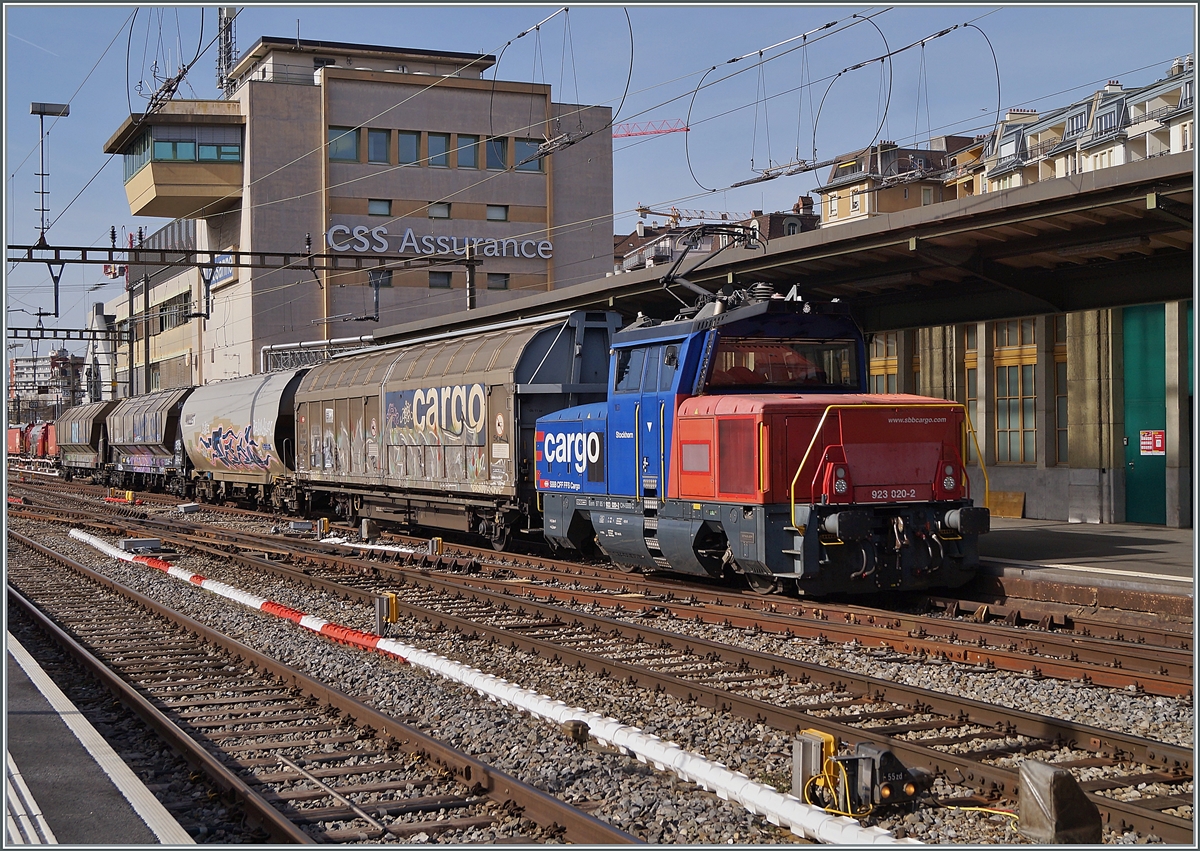 Der SBB Eem 923 020-2  Stockhorn  fährt mit einem kurzen Güterzug in Richtung Palézieux durch den Bahnhof von Lausanne. 

19. Februar 2021