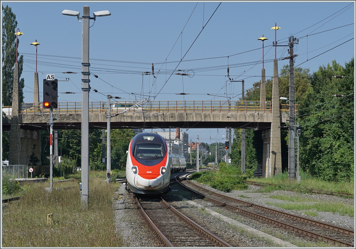 Der SBB ETR 610 005 erreicht als EC von Zürich nach München den Bahnhof von Bregenz. 

14. August 2021