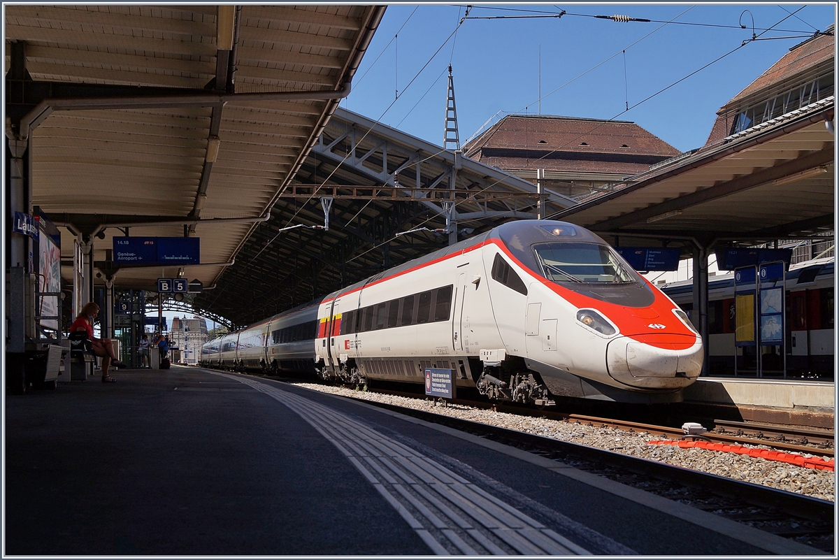 Der SBB ETR 610 006 (UIC 93 85 5 610 306-8 CH-SBB) ist als EC 39 von Genève nach Milano unterwegs und konnte beim Halt in Lausanne fotografiert werden. 

27. Juli 2020