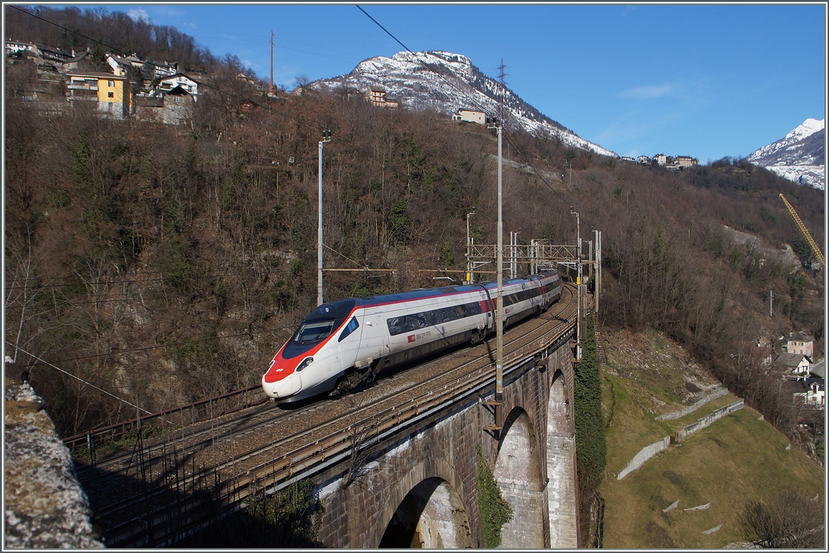 Der SBB ETR 610 als EC 34 von Milano nach Genève auf der Simplon Südrampe bei Kilometer 4.1 kurz nach der Station Preglia.
27. Jan. 2015