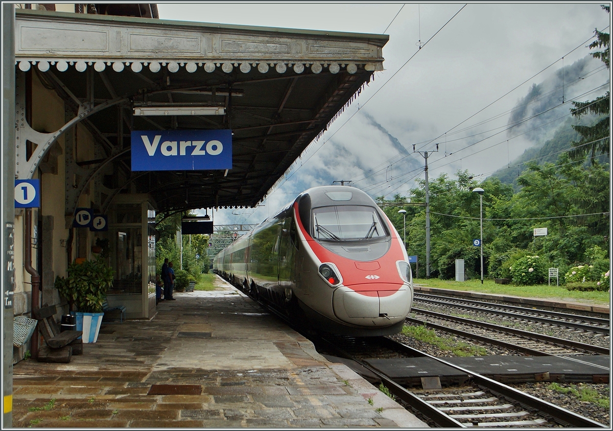 Der SBB ETR 610 fährt als EC 37 von Genève nach Venezia Santa Lucia in Varzo durch.
2. Juli 2014