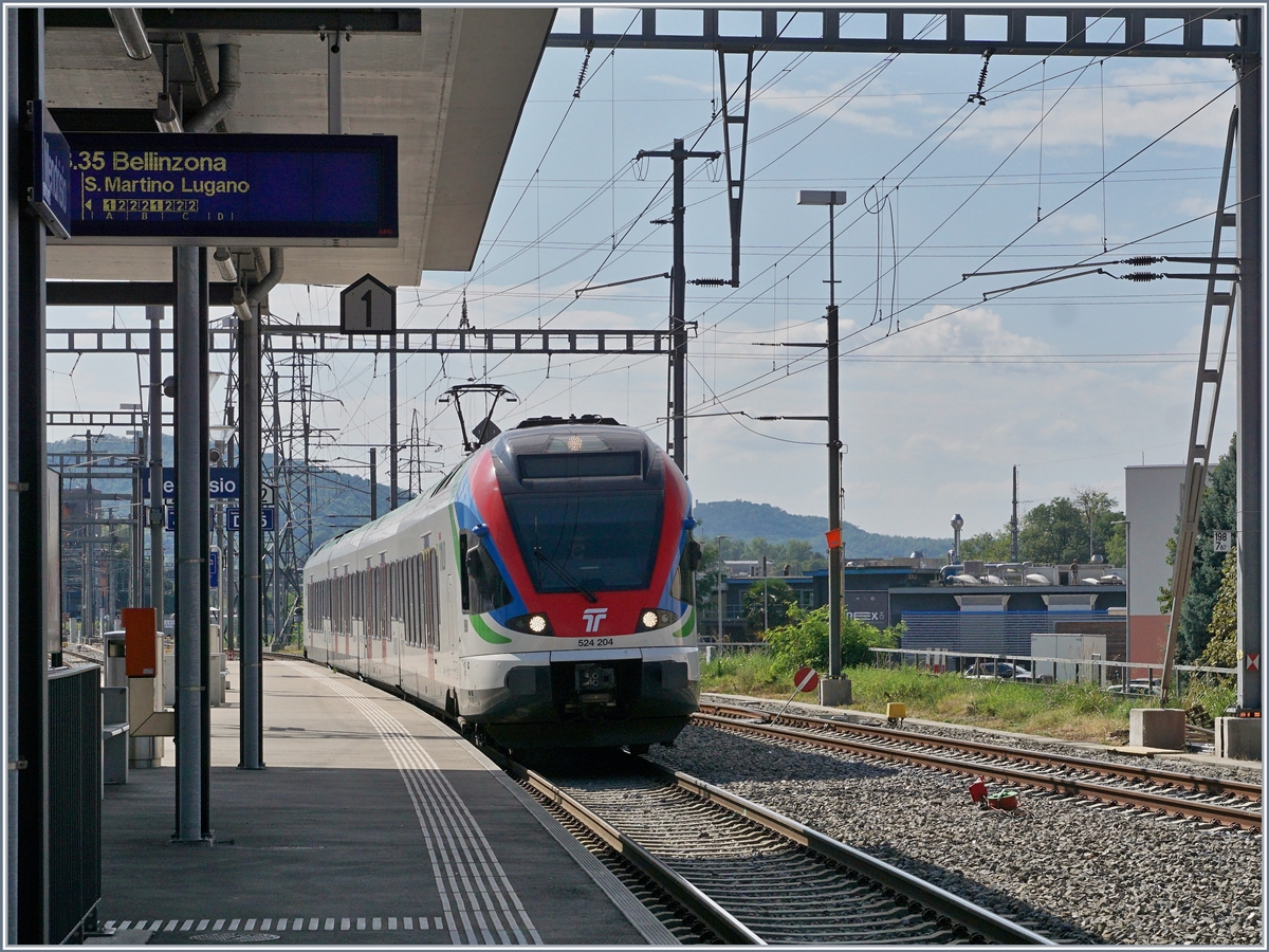 Der SBB FFS TILO RABe 524 204 in den neuen  TILO -Farben erreicht als S 10 25170 von Como kommend Mendrisio, wo mit dem S 50 von Malpensa zur Weiterfahrt nach Bellinzona vereinigt wird.

25. Sept. 2019