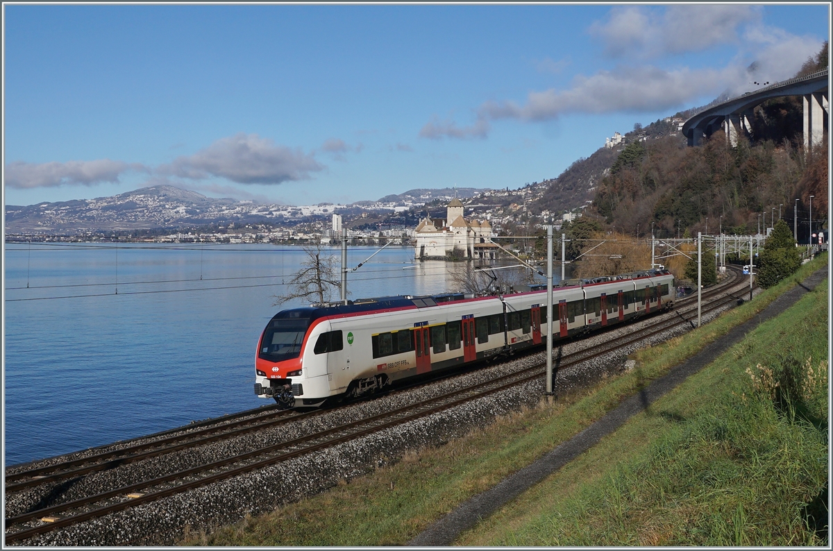 Der SBB Flirt3 RABe 523 104  ist bei Villeneuve auf der Fahrt in Richtung Lausanne. Das Bild zeigt die wohl etwas unglückliche Form- bzw. Farbgebung, zeigt sich doch über dem Angangs- und Enddrehgestell unübersehbare Betriebsschmutz, der das fabrikneu Stadler Fahrzeug schon recht alt aussehen lässt. das Problem ist nicht neu, als vor gut hundert Jahren die Strassen im wahrsten Sinne des Wortes beschissen waren,  erfand  man den Kotflügel. ein solcher würde den Flirt3 vielleicht auch helfen, etwas einladender durch Land zu fahren. 

10. Januar 2022