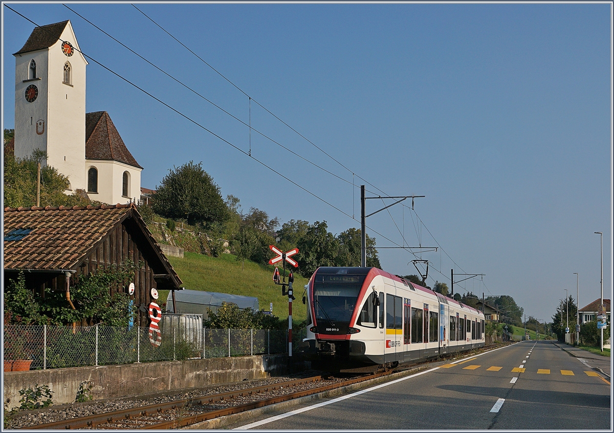 Der SBB GTW 520 011-3 hat Birrwil verlassen und fährt als S 9 21926 nach Lenzburg. Interessanterweise ist der Motoblock als Re (520) 94 85 520 011-3 beschriftet. 

13. Sept. 2020