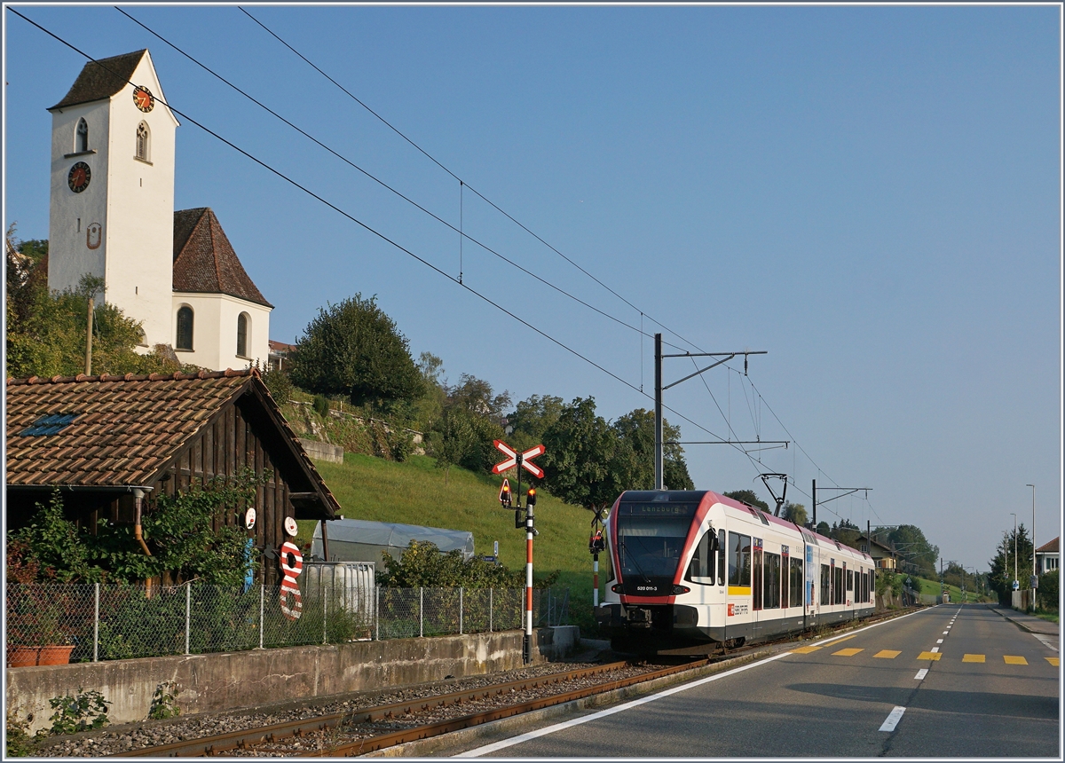 Der SBB GTW 520 011-3 hat Birrwil verlassen und fährt als S 9 21926 nach Lenzburg. Interessanterweise ist der Motoblock als Re (520) 94 85 520 011-3 beschriftet.

13. Sept. 2020

