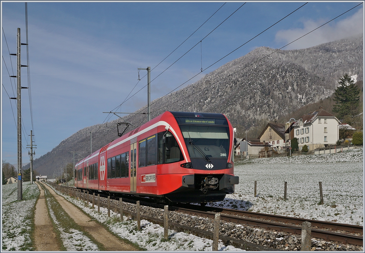 Der SBB GTW RABe 526 280 ist als RE 3666 von Biel/Bienne nach La Chaux-de-Fonds unterwegs.

5. April 2019
