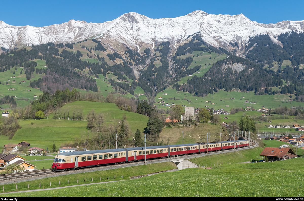 Der SBB Historic RAe TEE II 1053 befährt am 22. April 2017 bei Frutigen die Lötschberg-Bergstrecke in Richtung Domodossola. Als der Zug noch im aktiven Einsatz stand fuhr er nur in Ausnahmefällen über diese Strecke.