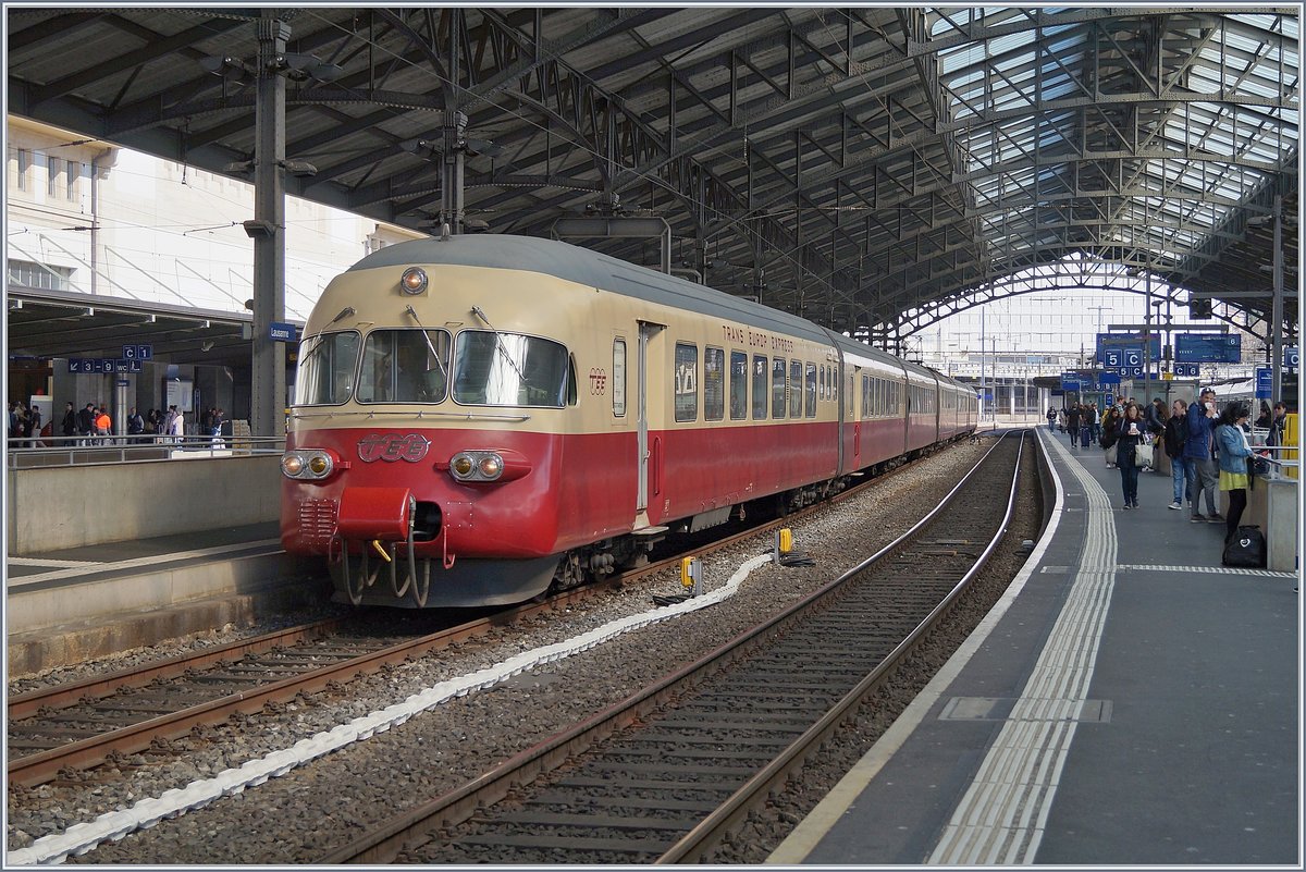 Der SBB Historic RAe TEE II 1051 wartet in Lausanne auf die Abfahrt Richtung Biel/Bienne.

31. März 2019 