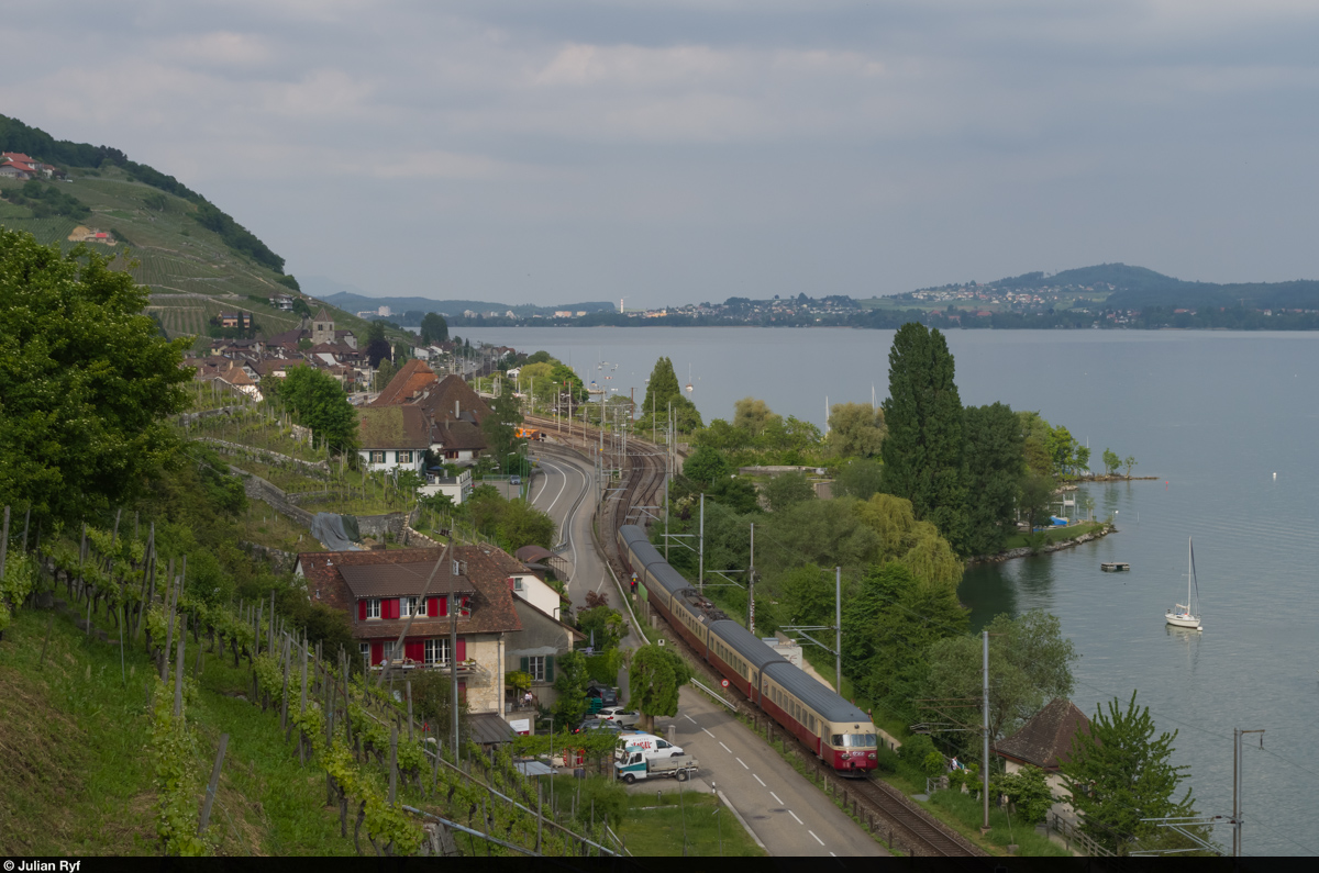Der SBB Historic RAe TEE II fährt am Abend des 16. Mai 2015 auf der Rückfahrt von Vallorbe nach Zürich durch Twann am Bielersee.