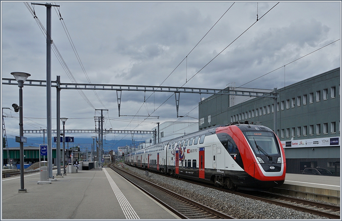 Der SBB IC 200 Twindexx RABDe 502 008 (UIC 94 85 0 502 008-1 CH-SBB)  Lausanne Capitale Olympique  auf einer Testfahrt in Prilly-Malley. 

17. Juli 2020
