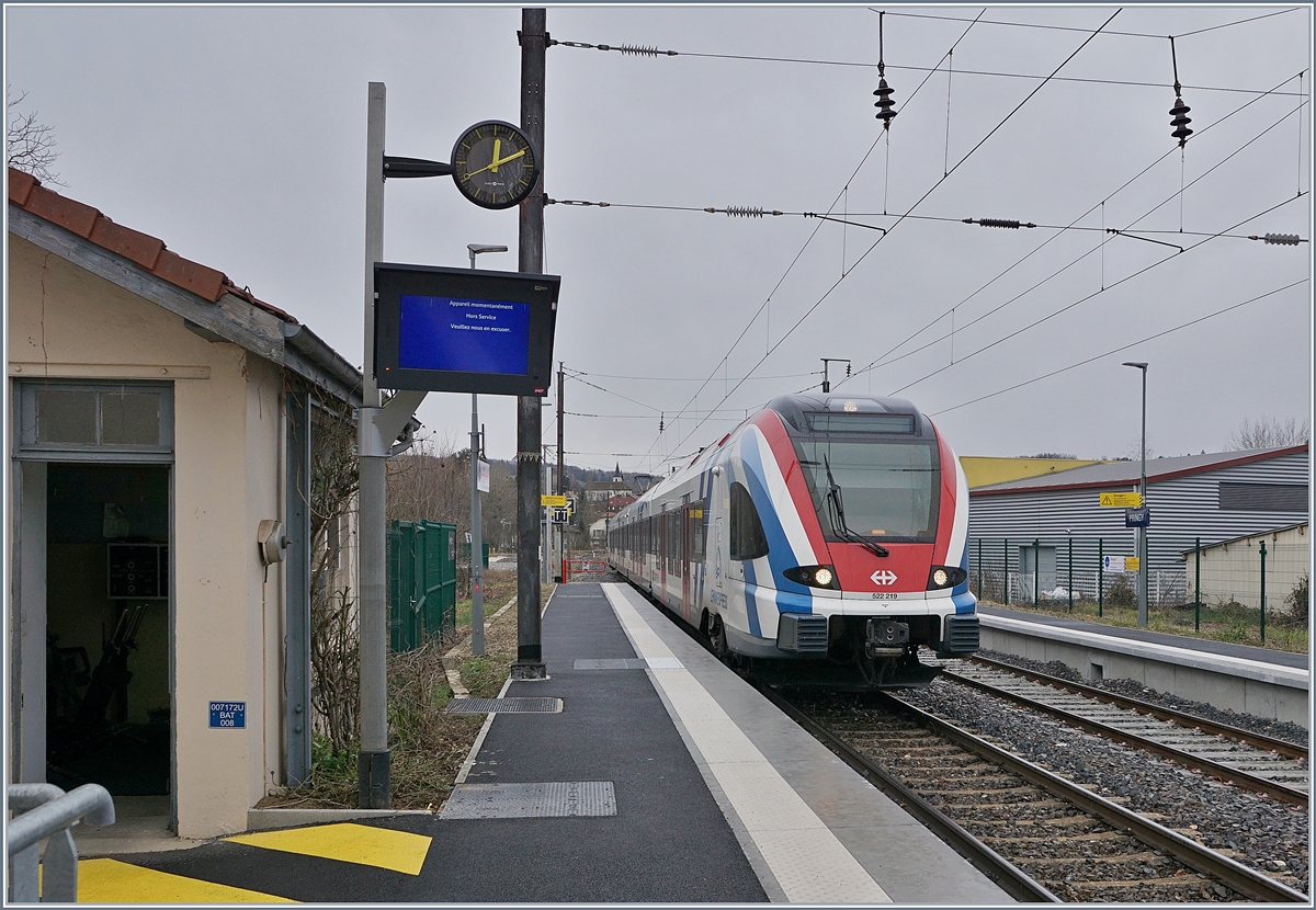 Der SBB LEX RABe 522 219, als Léman Express L2 23420 von Coppet (ab 10:19) nach Annecy (an 12:16) unterwegs, erreicht den Bahnhof Pringy (Haute-Savoie), links im Bild ein kleiner, und leider etwas dunkler Blick ins Mechanische Stellwerk des Bahnhofs. 

13. Februar 2020
