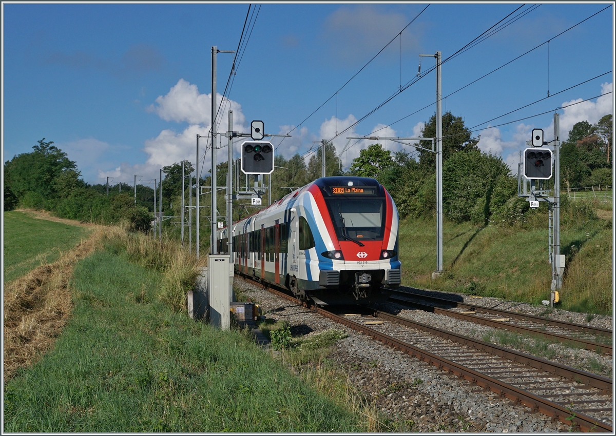 Der SBB LEX RABe 522 215 ist als SL5 von Genève nach La Paine bei den kombinierten Blocksignalen P681 bzw. P581 zwischen Satigny und Russin unterwegs. Der Betrieb auf der Strecke Genève - La Plaine wird zu einem grossen Teil mit diesen kombinierten Signalen geregelt.

2. August 2021