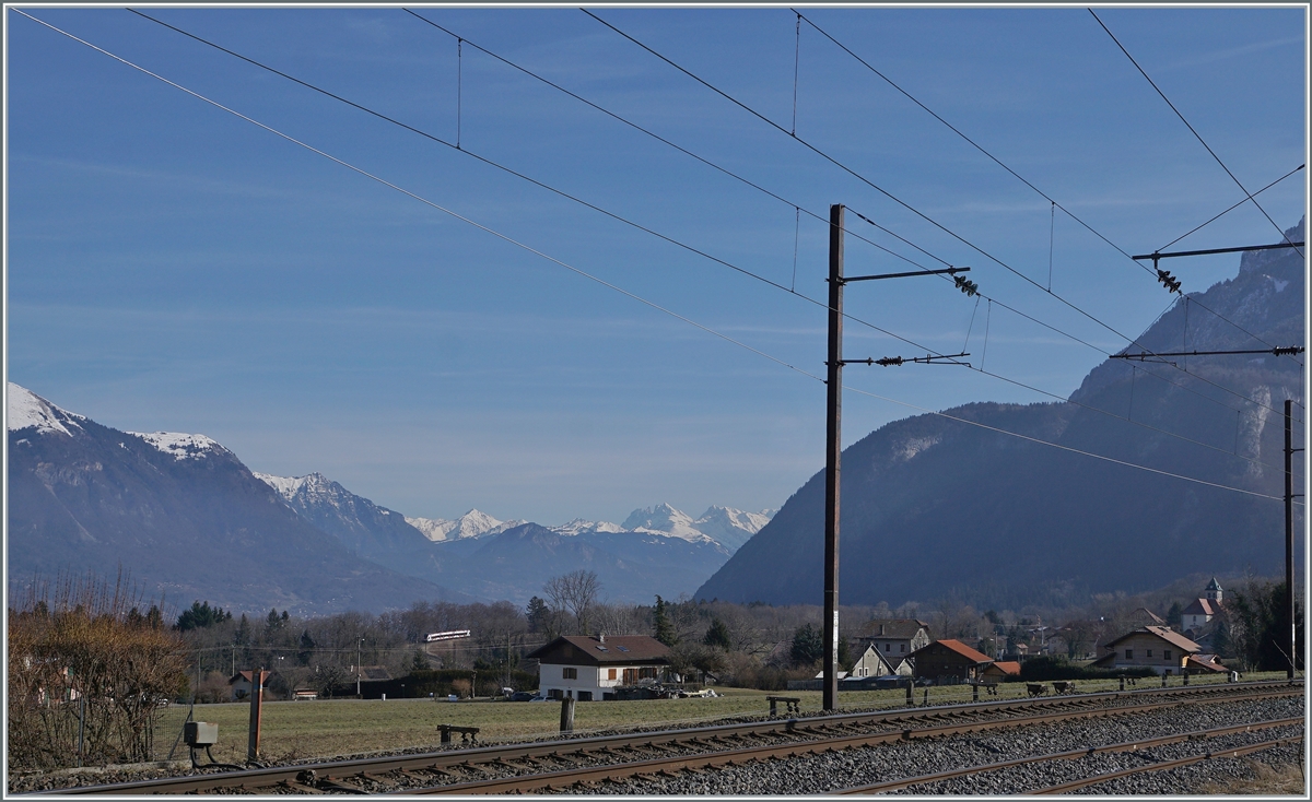 Der SBB LEX RABe 522 227 ist als Léman Express SL2 23420 von Annemasse nach Annecy unterwegs und nähert sich St-Laurent. Die Strecken Annemasse - Annecy wurde nach den Erfolgen des 50 Hertz Betriebs im Schwarzwald (Freiburg - Neustadt) in Frankreich als Versuchstrecke auserkoren, um Erkenntnisse mit dem 50 Hz / 25000 Volt Betrieb zu sammeln. Zu Testzwecken liefen auch die beide E 244 21 und E 244 22 auf dieser Strecke. Die hier zu sehenden Fahrleitungsanlage stammt grösstenteils noch aus jener Zeit, was zeigt, wie langlebig das System Eisenbahn sein kann. 
Übrigens, wer den Zug nicht gefunden hat, der bekommt ihm auf dem nächsten Bild zu sehen.

12. Februar 2022

