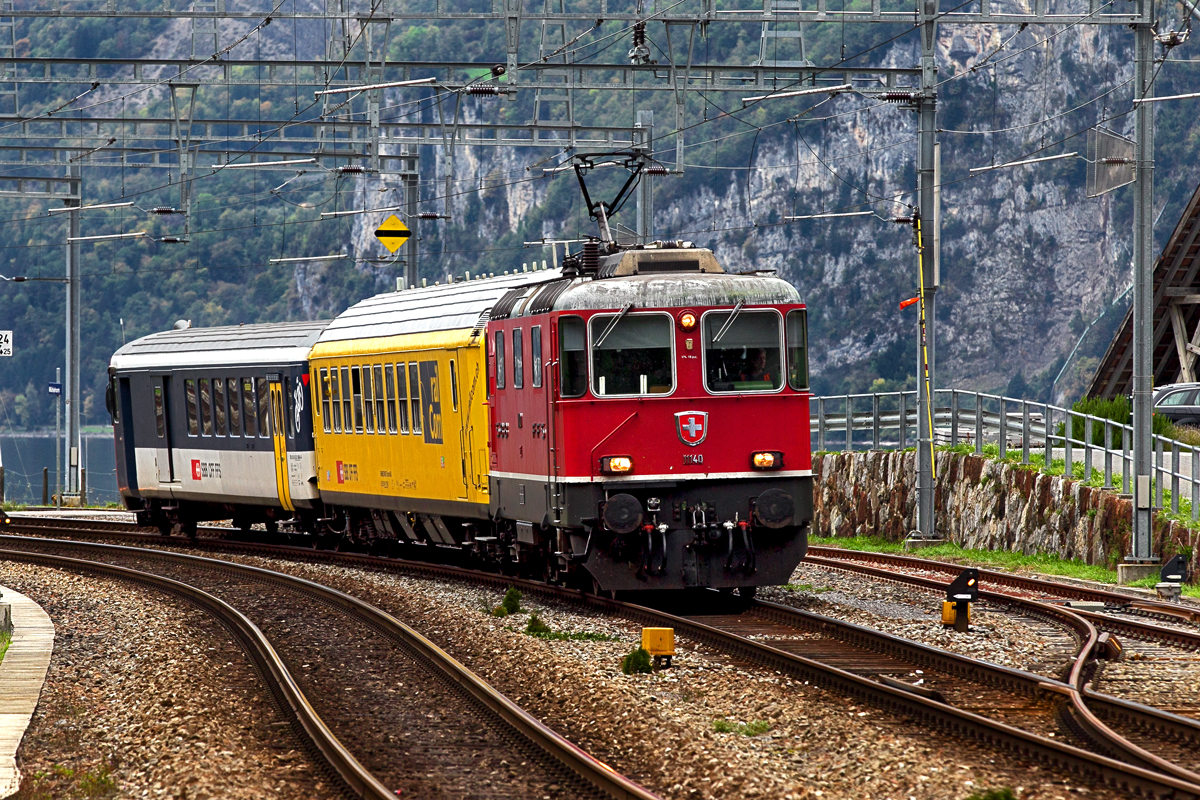 Der SBB Messzug fährt mit der Re 4/4 II 11140 1.Serie in Mühlehorn vorbei.Bild vom 5.10.2015