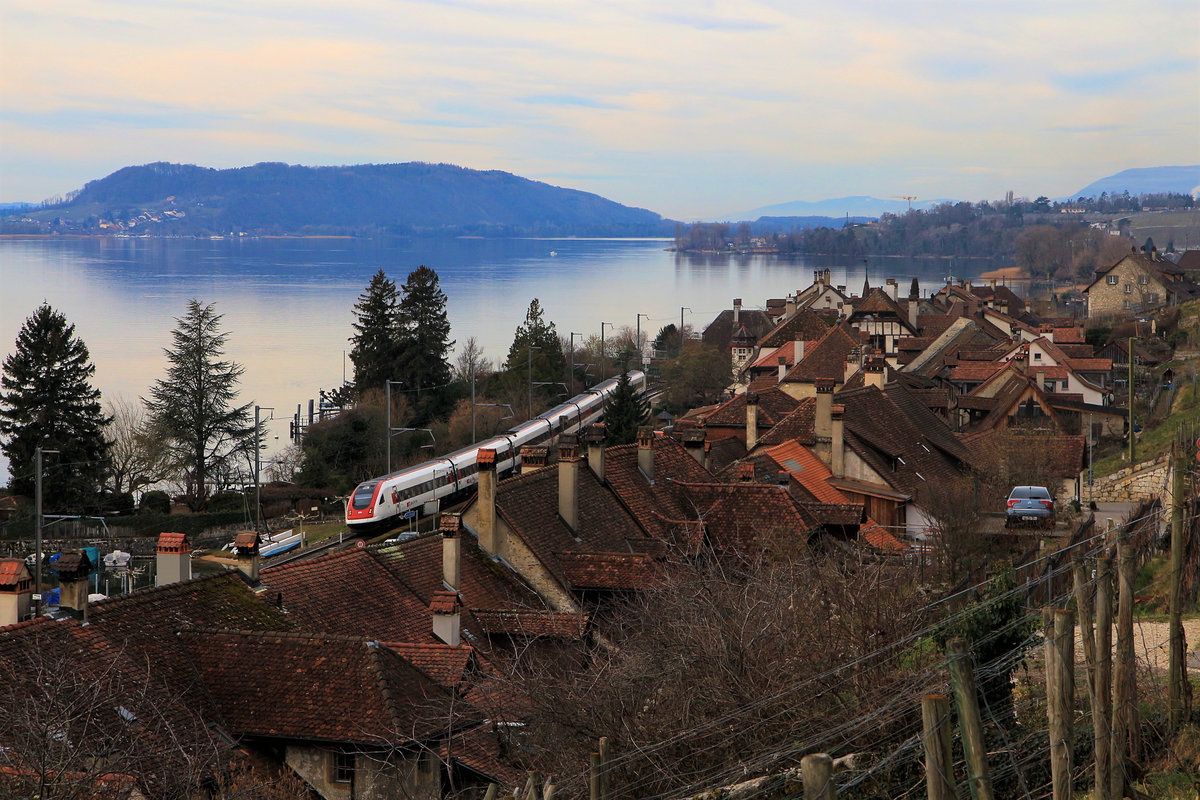 Der SBB Neigezug ICN unterwegs von Genève nach Zürich via Bielersee. Ligerz, 6.März 2019 