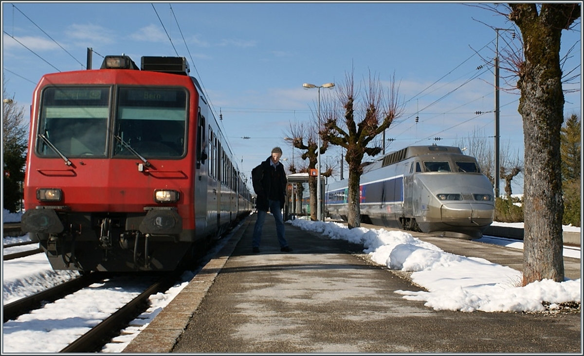 Der SBB NPZ nach Neuchâtel wartet in Frasne auf den rechts im Bild zu sehenden TGV aus Paris Gare de Lyon.

02. April 2010