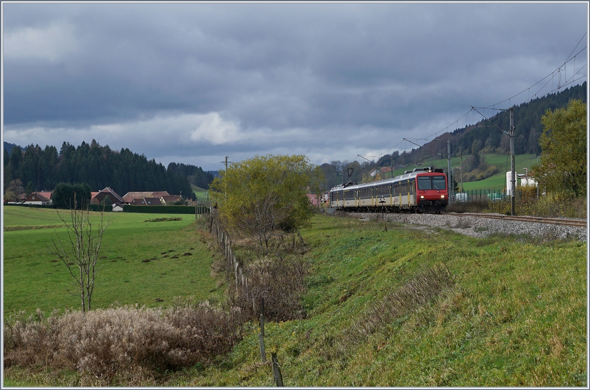 Der SBB NPZ RBDe 562 Pendelzug als RE 18123 bei Verrières-de-Joux nahe der Schweizer Grenze. 

5. Nov. 2019