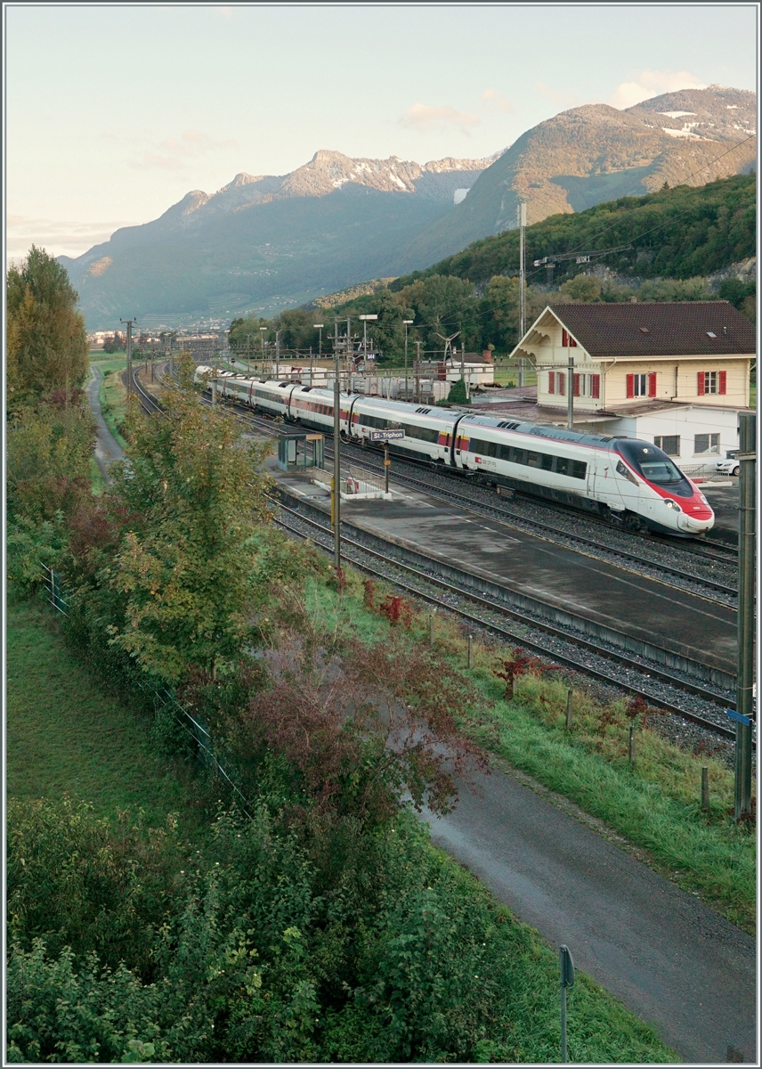 Der SBB Pinocchio RABE 503 017-3 Valais / Wallis ist als EC 37 von Genève nach Venezia S.L. unterwegs und fährt in im noch im Talschatten liegenden St-Triophon durch.

12.Okt. 2020