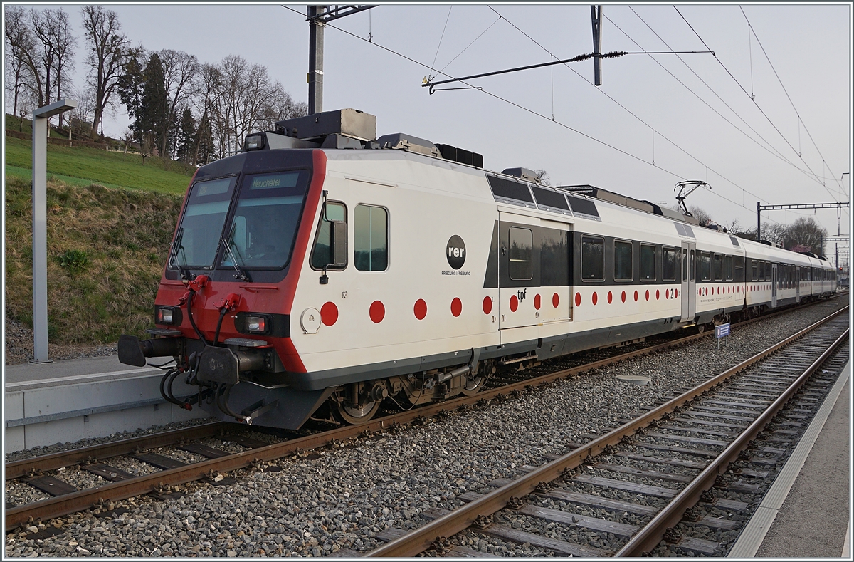 Der SBB RABDe 560 243-8 (RBDe 560 DO 94 85 7 560 243-8 CH-SBB) zeigt sich beim Halt in Pensier in den TPF Farben. 

29. März 2022