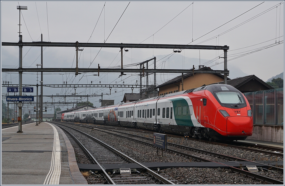 Der SBB RABe 501 004  Giruno  (UIC 93 85 0501 004-2 CH-SBB) wartet in Riviera-Bironico auf seinen Einsatz für Testfahrten in Italien und wurde dafür bereits unwillentlich  verziert . 

Hingegen gefällt die von Stadler angebrachte Gestaltung des Zugs mit in Italienischen- und Schweizer-Farben ausgezeichnet.
 1. Oktober 2018