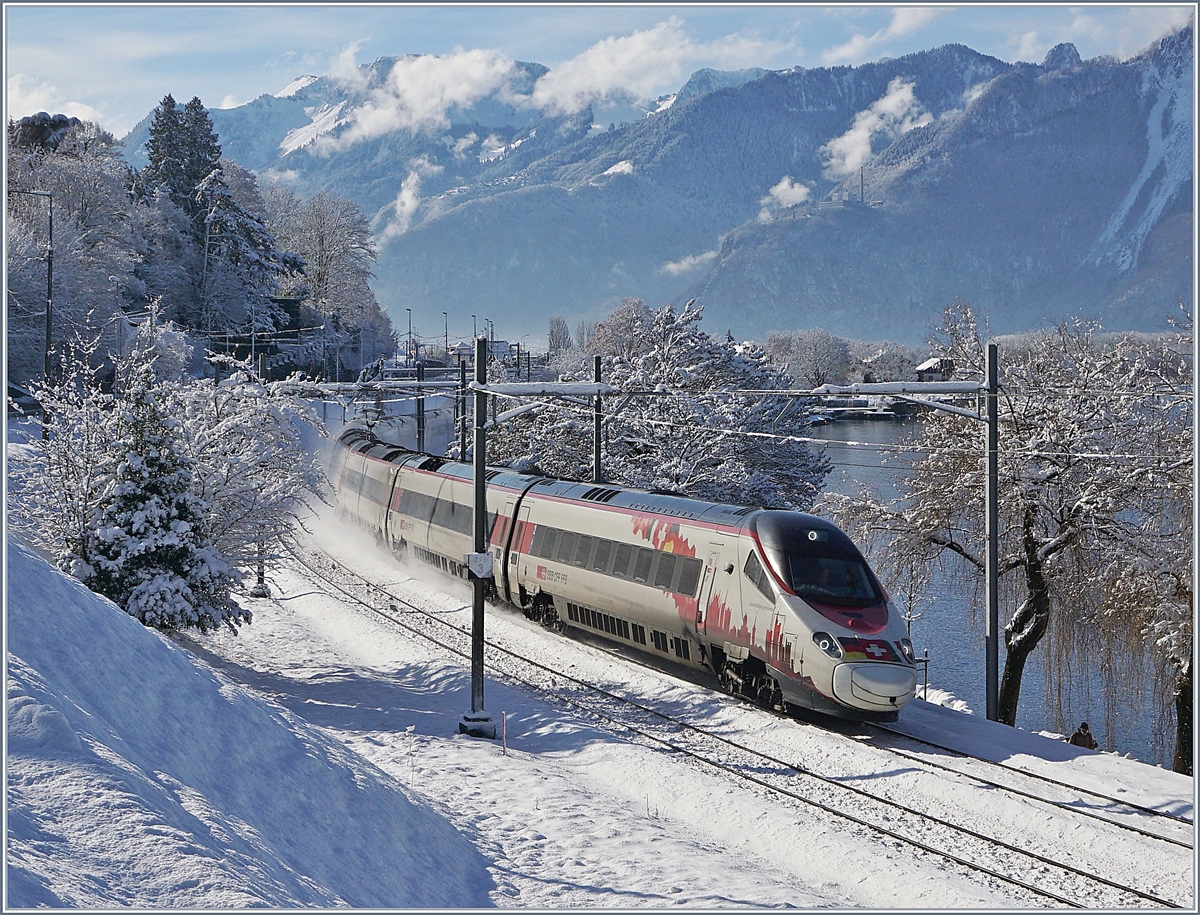 Der SBB RABe 503 022-7  Johann Wolfang Goethe  und, zu meinem Leidwesen, ein weiterer RABe 503 als EC 32 auf dem Weg von Milano nach Genève kurz nach Villeneuve. 
29. Jan. 2019