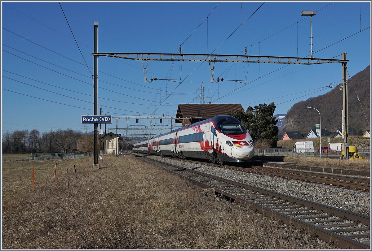 Der SBB RABe 503 022-7  Johann Wolfang Goethe  als EC 39 von Lausanne nach Milano Centrale bei der Durchfahrt in Roche VD. 

17. Februar 2019 