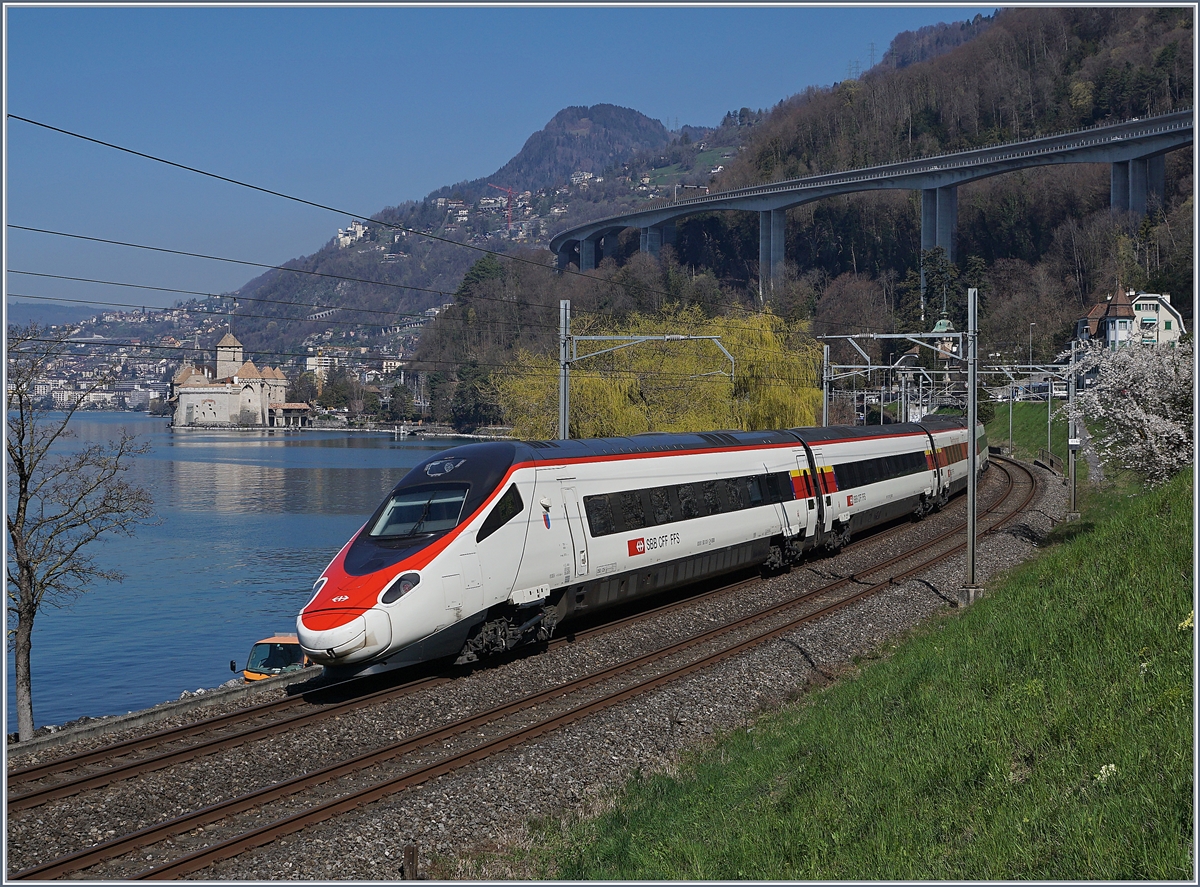 Der SBB RABe 503 024 ist vor dem Hintergrund des Château de Chillon auf dem Weg von Milano nach Genève. 

29. März 2019