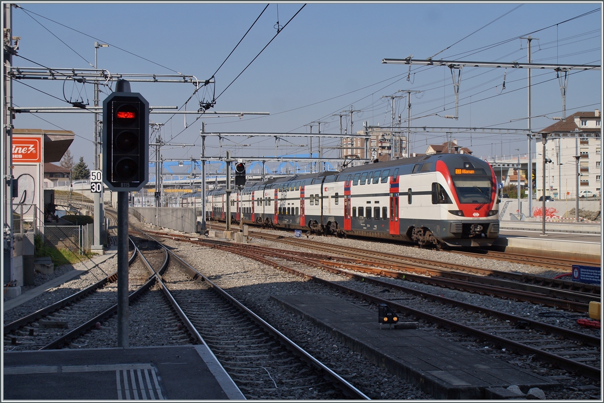 Der SBB RABe 511 028 verlässt als S3 nach Allaman den Bahnhof von Renens VD. Das Bild entstand vom Bahnsteig der M1 (TSOL), was auch des etwas ungewohnte Ausfahrsignal links im Bild erklärt. 

10. März 2022