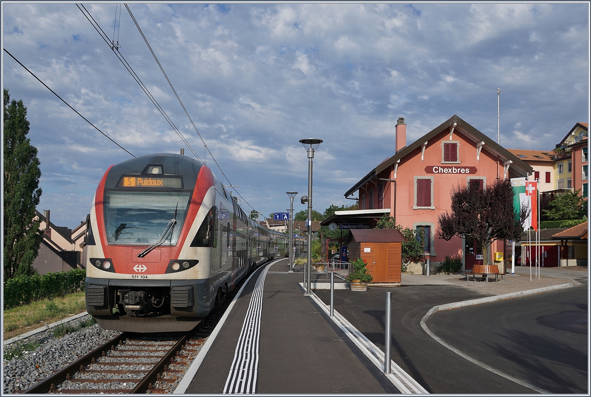 Der SBB RABe 511 104 als nummernlose S-Bahn auf dem Weg nach Puidoux beim Halt in Chexbres-Villages.

26. Juli 2019