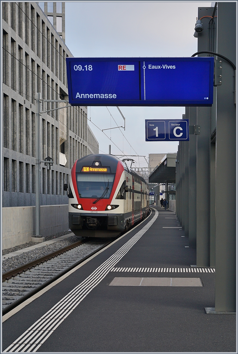 Der SBB RABe 511 112 erreicht Lancy-Pont-Rouge und wird nach einem kurzen Halt nach Annemasse weiter fahren, und dabei noch in Genève Eaux Vives eine Halt einlegen. 

Die von einer runden Formgebung geprägte Doppelstockzüge geben eine guten Kontrast ab zu der fast von ausschliesslich waag- und senkrechten Linien geprägten Umgebung.

21. Jan. 2020