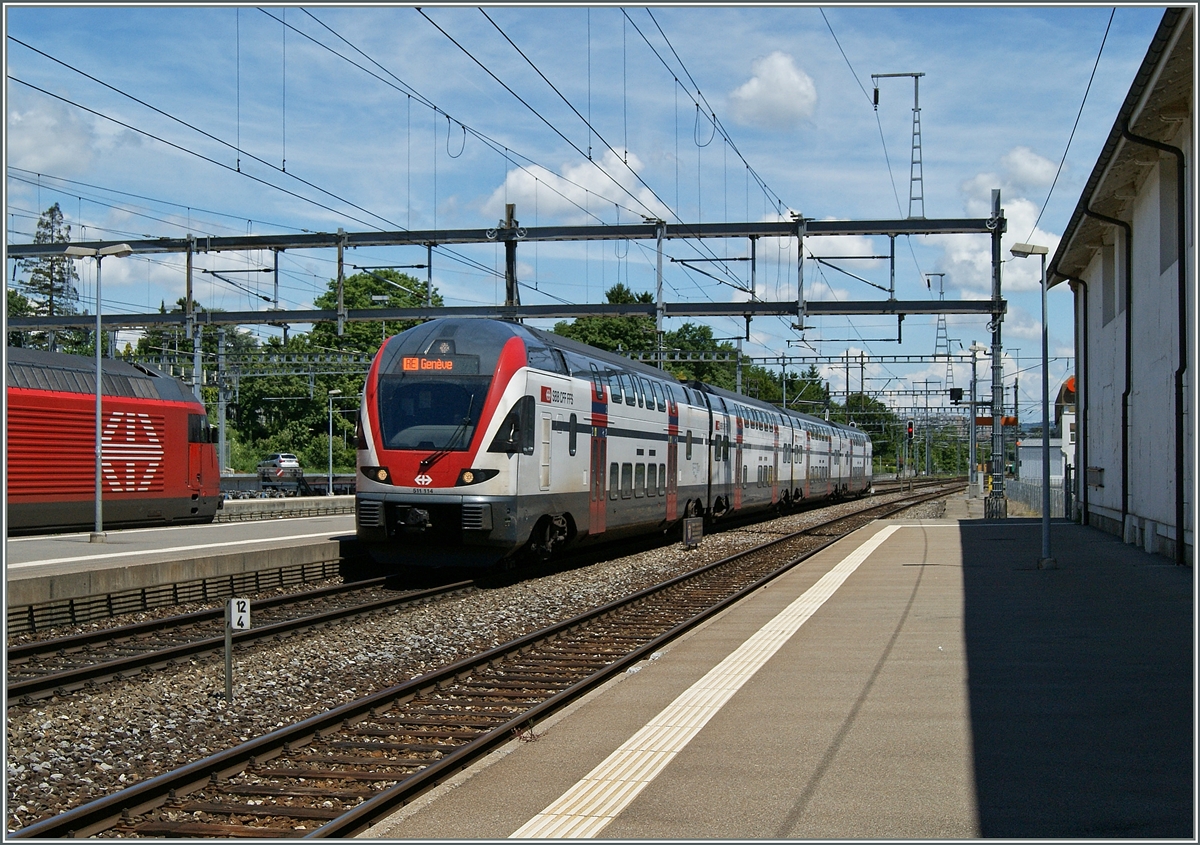 Der SBB RABe 511 114 erreicht als RE 2624 von Romont nach Genève den Bahnhof Morges.
30. Mai 2014 