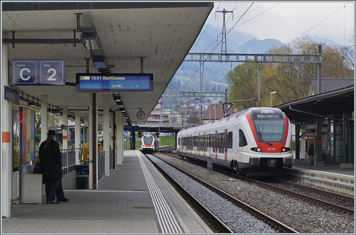 Der SBB RABe 522 205 nach Delle wartet in Grenchen Nord auf seinen Gegenzug, der im Hintergrund schon zu sehen ist. 

18. April 2021