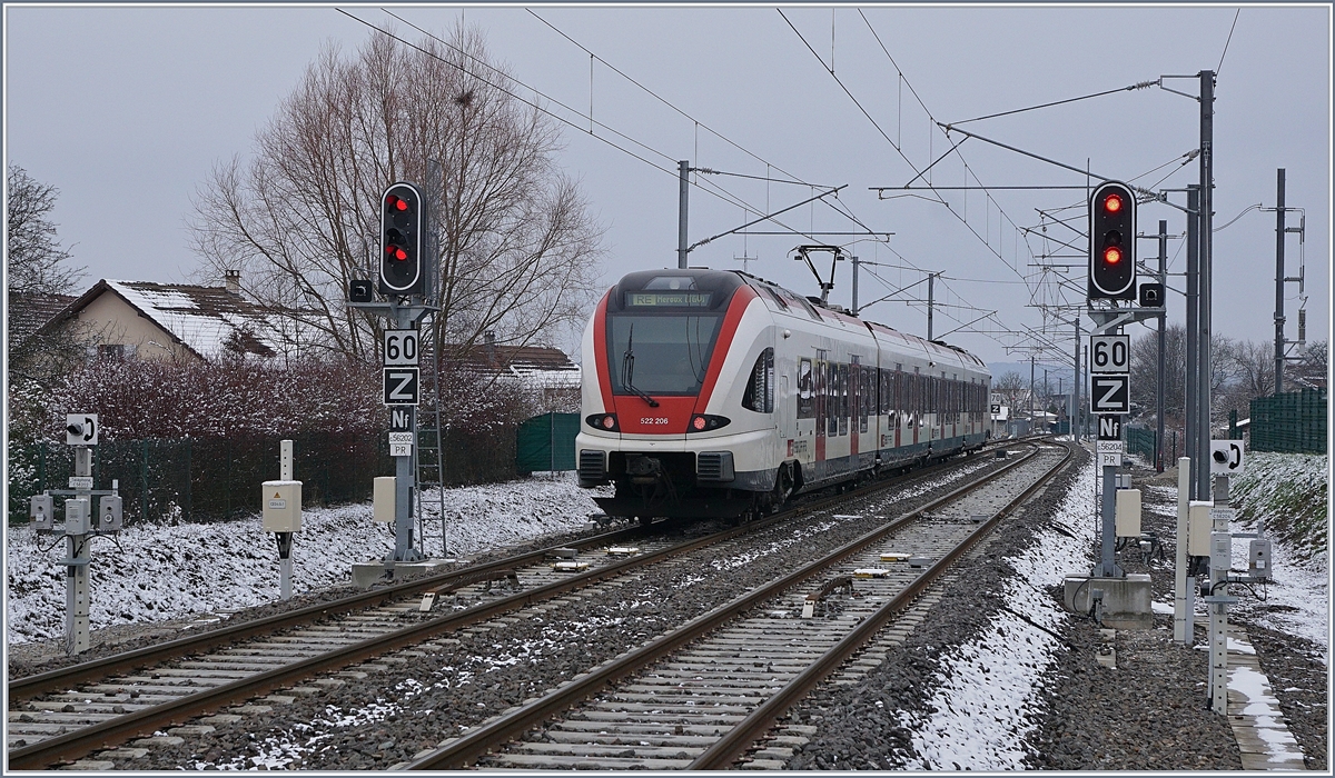 Der SBB RABe 522 206 auf der Fahrt von Biel/Bienne nach Meroux TGV bei der Ausfahrt in  Grandvillars, vorbei an den typischen, relativ grossen SNCF Ausfahrsignalen.

11. Januar 2019