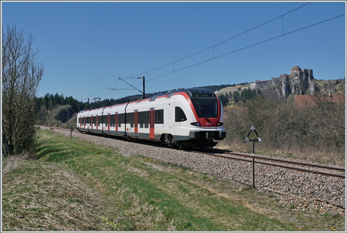 Der SBB RABe 522 207 ist als RE 18124 zwischen Les Verrieres und Pontralier kurz vor La Cluse et Mijoux auf dem Weg von Neuchâtel nach Frasne.

Der für Frankreich zugelassen Triebzug fährt hier zwar bereits unter der SNCF Fahrleitung, die jedoch bis nach Pontarlier mit dem SBB üblichen 15000 Volt 16 2/3 Hertz Fahrstrom gespiesen wird.

Rechts im Bild ist das Château de Joux zu erkennen. 

16. April 2022