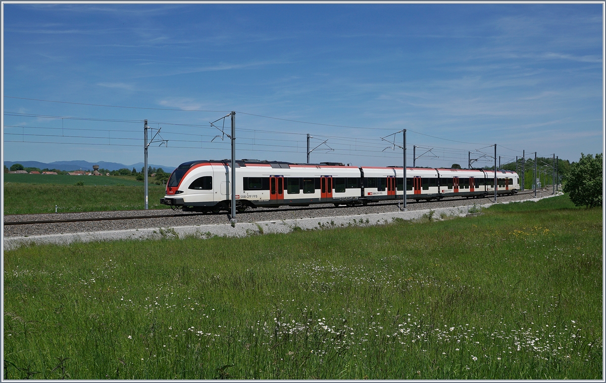 Der SBB RABe 522 209 erreicht als RE 18176 sein Ziel Meroux TGV. 
Im Hintergrund, links im Bild, ist das namensgebend Dorf zu erkennen.

1. Juni 2019